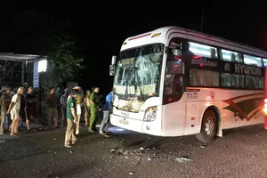 Xe khách húc đuôi xe tải, hàng chục hành khách thoát tim