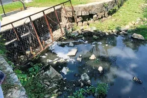 Nước thải bốc mùi thối tuồn ra hồ nước công viên ở Đà Nẵng