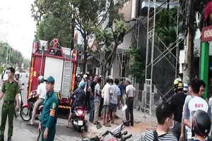 Giàn giáo chạm vào đường dây điện, hai công nhân bỏng nặng