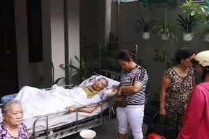 Cháy nhà, dân Đà Nẵng lao vào cứu cụ ông bị liệt