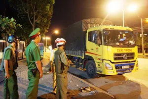 CSGT bắt xe chở quá tải gấp đôi, tài xế cố thủ 3 giờ