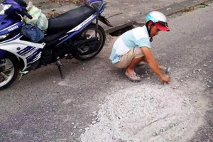 Người đàn ông đục bê tông trên đường chia sẻ việc mình làm 