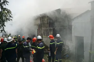 Cháy xưởng nhang, cả trăm cảnh sát lao vào dập lửa