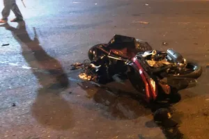 Nam đầu bếp bị xe khách húc văng 