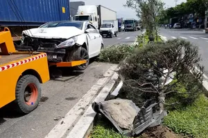 Ô tô 4 chỗ liên tiếp bị 2 xe tải 2 lần húc văng