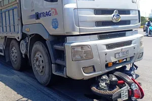 Cô gái bị xe tải kéo lê 5m, tử vong tại chỗ