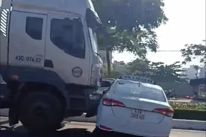 Xe container đẩy taxi đi hơn 100 m, hành khách hoảng hốt