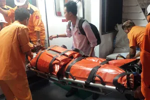 Ngư dân bất cẩn bị tời đánh gãy chân 