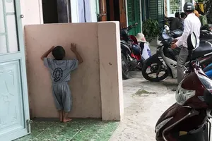 Bé gái 3 tuổi bị xe đưa rước cán: Anh gào khóc gọi em