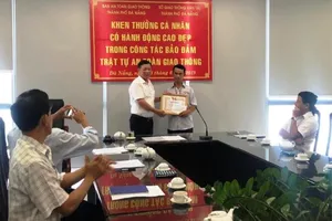 Khen thưởng người đục cục bê tông trên đường ở Đà Nẵng