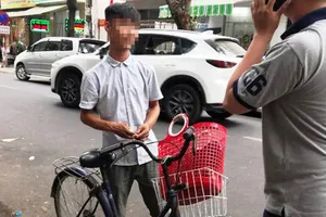 Nam thanh niên từng bị phạt lại đánh giày 'chặt chém'