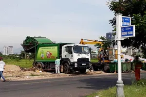 Người dân chặn xe vào bãi rác, hàng ngàn tấn rác phải đổ tạm