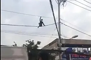 Ngáo đá rồi đập xe, đánh 2 công an bị thương