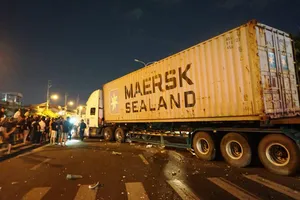 Kinh hoàng: Xe container lao vào xe máy, 4 người thương vong