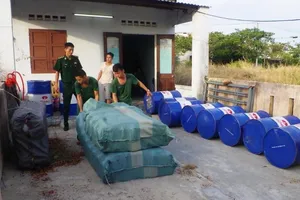 Biên phòng Đà Nẵng bắt cơ sở sản xuất nhớt giả hiệu Castrol