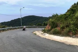 Cận cảnh những đoạn nguy hiểm của đường lên Sơn Trà