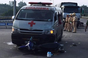 Xe chở quan tài húc văng 2 người đi xe máy ở Đà Nẵng