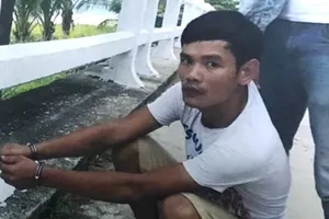 Mẹ ngồi sau xe con trai bị tên cướp giật ví ở Đà Nẵng