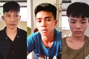 Cô gái ngồi tâm sự với bạn trai trên bờ biển bị giật túi