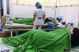 Nhóm du khách bị ngộ độc nghi do ăn bánh tráng thịt heo