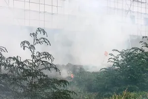 Cháy bãi tập kết phế liệu uy hiếp công trình khách sạn 5 sao