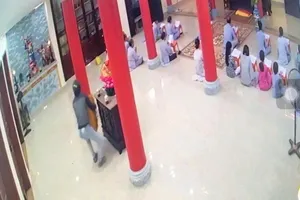 Camera ghi cảnh người đàn ông trộm hòm công đức ở Đà Nẵng