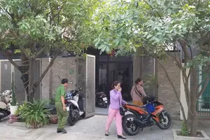 Hàng chục người vây 1 phụ nữ để đòi hơn 100 tỉ