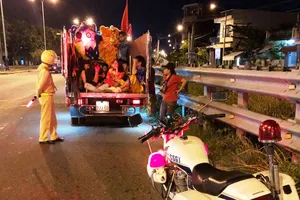Đà Nẵng: Nhiều xe tải chở người múa lân bị CSGT phạt
