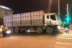 Quay đầu xe máy, người đàn ông bị ô tô tải cán tử vong