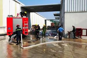 Cháy kho chứa phế liệu, 2 nữ công nhân đi cấp cứu