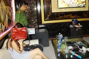 Mua ma túy đãi sinh nhật bạn trong quán karaoke