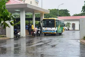 Tài xế xe buýt hét lớn rồi tử vong trong nhà vệ sinh