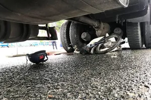 Một phụ nữ 69 tuổi chạy xe máy bị ô tô tải cuốn vào gầm