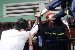 Nhiều cảnh sát, bác sĩ cùng giải cứu 1 chủ nhà leo rào