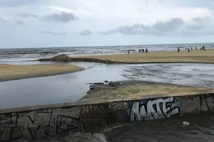 Công trình thu gom chậm tiến độ, nước thải lại tuồn ra biển