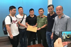 Bàn giao người đàn ông Trung Quốc trốn lệnh truy nã