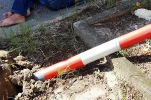 Người đàn ông đi xe máy tự tông ngã biển báo, tử vong