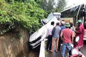 Ô tô 4 chỗ va vào vách núi tại bán đảo Sơn Trà