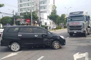 Tài xế kêu cứu trong ô tô 7 chỗ bị xe ben húc văng