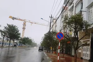 Cần cẩu quay tròn giữa đường làm dân chạy bão thót tim