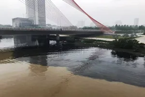 Nguyên nhân nước thải đen ngòm bốc mùi tuồn ra sông Hàn 