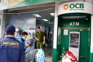 Trụ ATM ngân hàng ở Đà Nẵng bị kẻ bịt mặt cạy phá