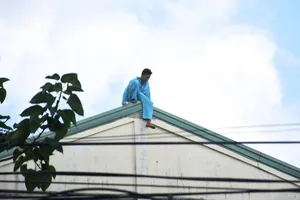 Người tự cắt ‘của quý’ ở Đà Nẵng lại leo nóc bệnh viện la hét