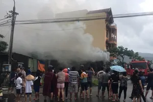 Cháy kèm tiếng nổ lớn trong cửa hàng điện lạnh ở Đà Nẵng