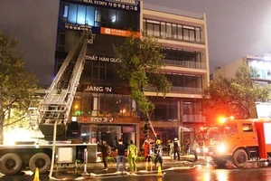 Dùng xe thang chữa cháy cửa hàng nội thất