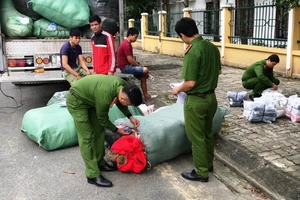 Nhiều quần áo, giày dép không rõ nguồn gốc trên xe tải