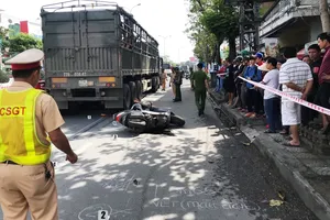 Xe đầu kéo bấm còi làm người phụ nữ ngã xe tử vong