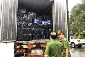1 xe container chở toàn rượu ngoại vào TP.HCM