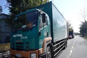 CSGT giữ 2 xe chở bưu phẩm vì nghi vận chuyển hàng lậu