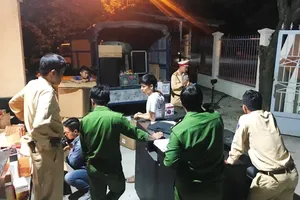 Pháo điện giấu sau thùng loa trên xe tải ở Đà Nẵng